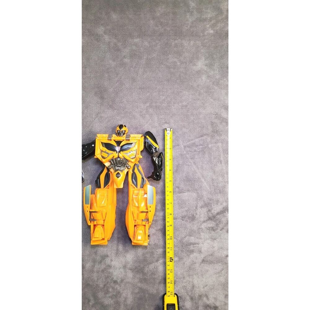 Transformers BUMBLEBEE Age of Extinction 1-Step Mega Flip Toy1 - Picture 2 of 3